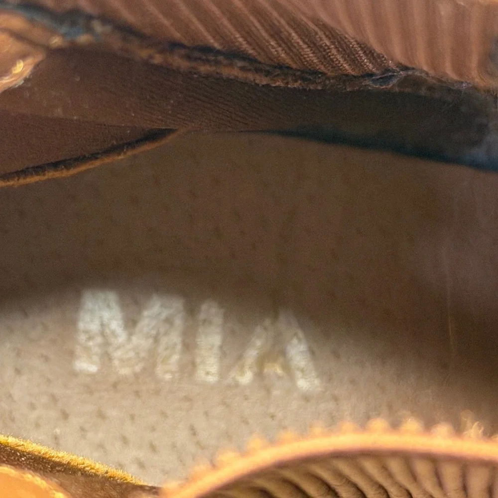 MIA Jody Brown Pebbled Chelsea Ankle Boots Lug Sole Block Heel GS875004 Size 7M